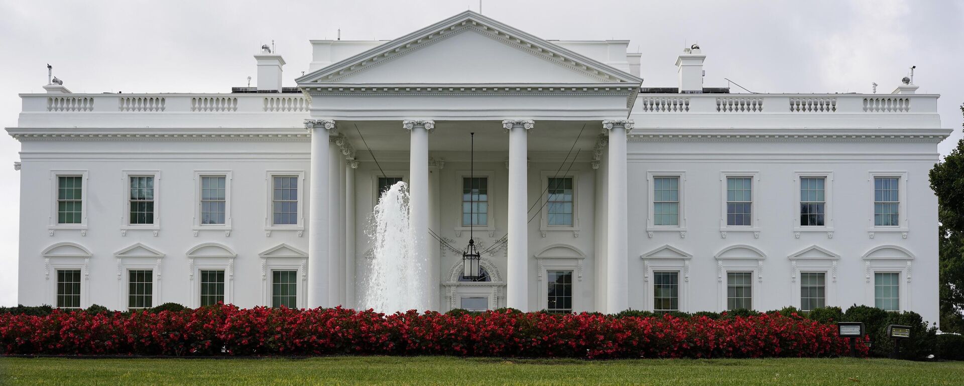 The White House is seen reflected in a puddle, Saturday, Sept. 3, 2022, in Washington.  - Sputnik International, 1920, 26.08.2025