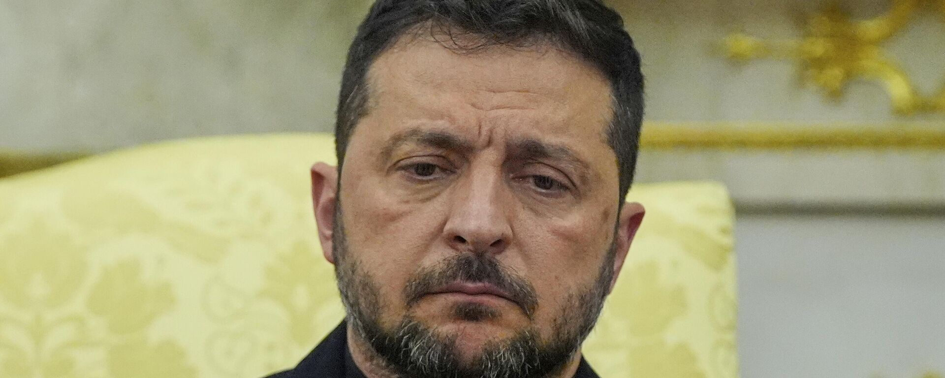 Volodymyr Zelensky listens during a meeting with President Donald Trump in the Oval Office at the White House, Monday, Aug. 18, 2025, in Washington - Sputnik International, 1920, 13.11.2025