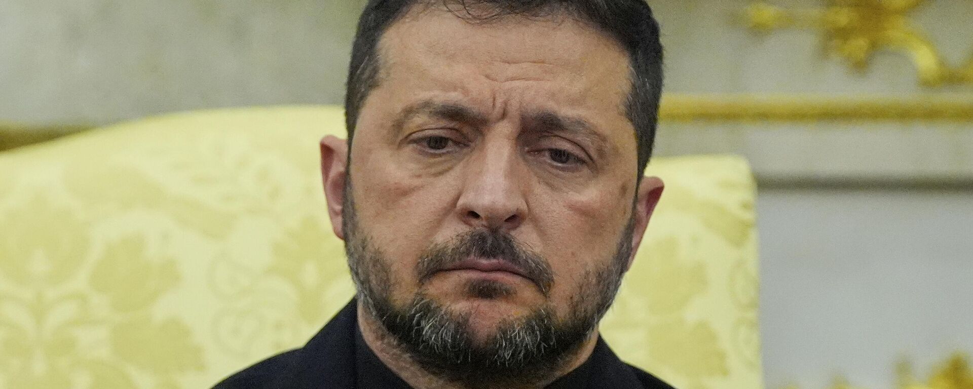 Volodymyr Zelensky listens during a meeting with President Donald Trump in the Oval Office at the White House, Monday, Aug. 18, 2025, in Washington - Sputnik International, 1920, 19.08.2025