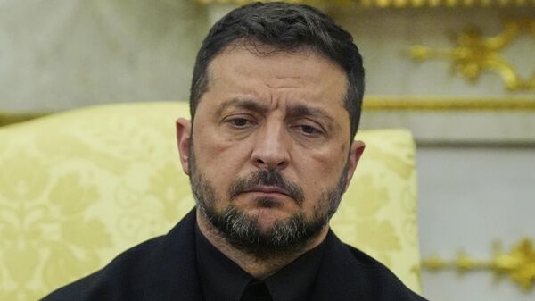 Volodymyr Zelensky listens during a meeting with President Donald Trump in the Oval Office at the White House, Monday, Aug. 18, 2025, in Washington - Sputnik International