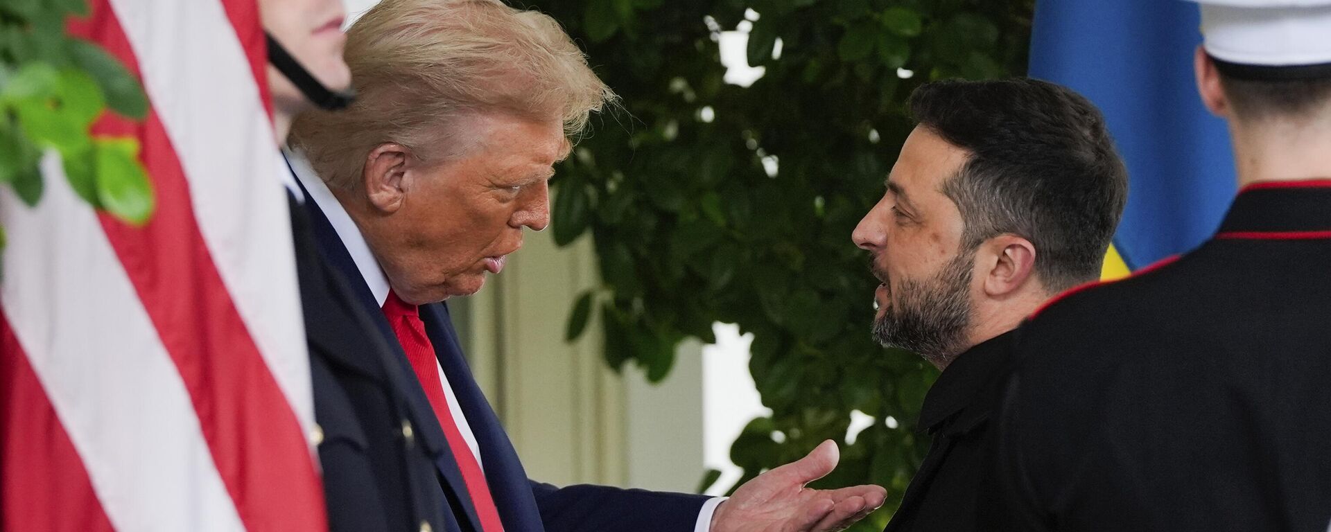President Donald Trump greets Volodymyr Zelensky at the White House, Monday, Aug. 18, 2025, in Washington President Donald Trump greets Volodymyr Zelensky at the White House, Monday, Aug. 18, 2025, in Washington - Sputnik International, 1920, 06.12.2025