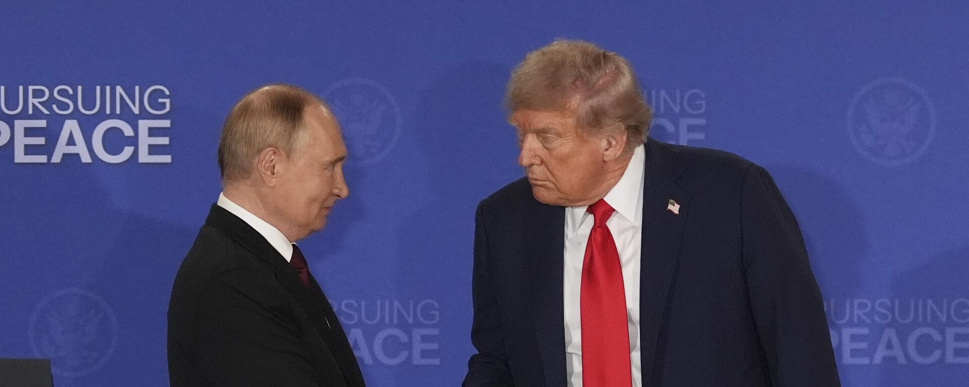 US President Donald Trump, right, shakes the hand of Russia's President Vladimir Putin during a joint press conference at Joint Base Elmendorf-Richardson, Alaska, Friday, Aug. 15, 2025.  - Sputnik International, 1920, 17.10.2025