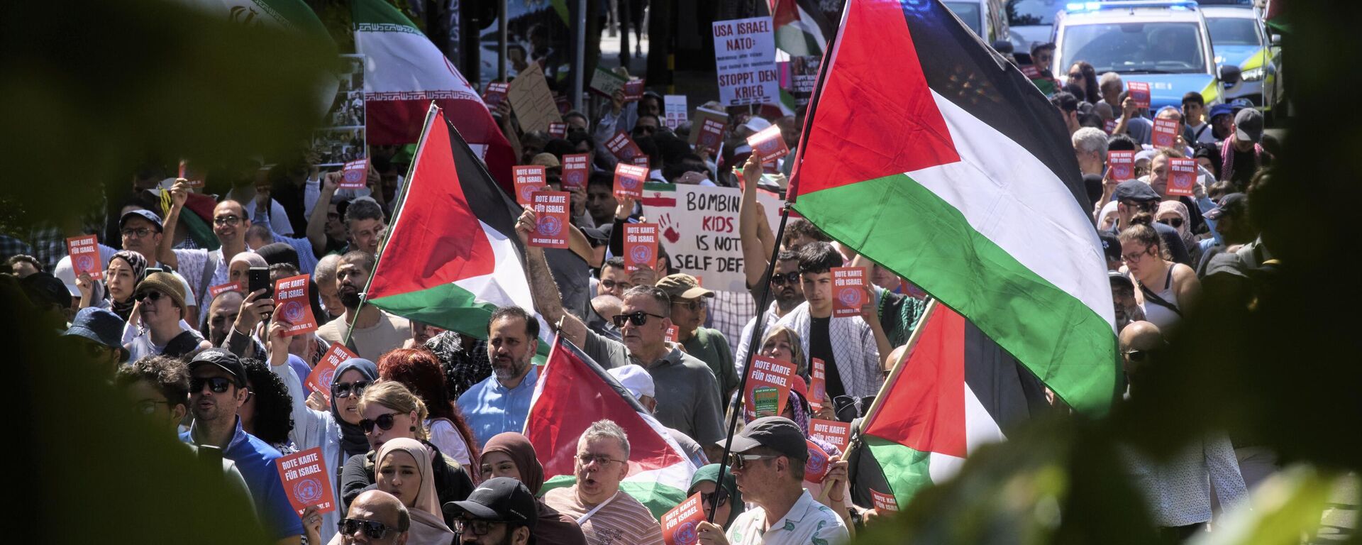 Some hundred people amongst them Iranian and Palestinians protest against Israel in Frankfurt, Germany, Thursday, June 19, 2025.  - Sputnik International, 1920, 31.08.2025