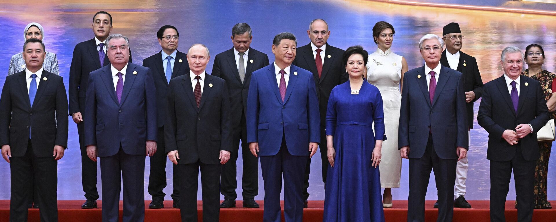 Russian President Vladimir Putin, center left, Chinese President Xi Jinping, center, and his wife Peng Liyuan, center right, pose for a photo with other leaders during a ceremony to welcome heads of state at the Shanghai Cooperation Organization (SCO) summit in Tianjin, China, on Sunday, Aug. 31, 2025 - Sputnik International, 1920, 01.09.2025