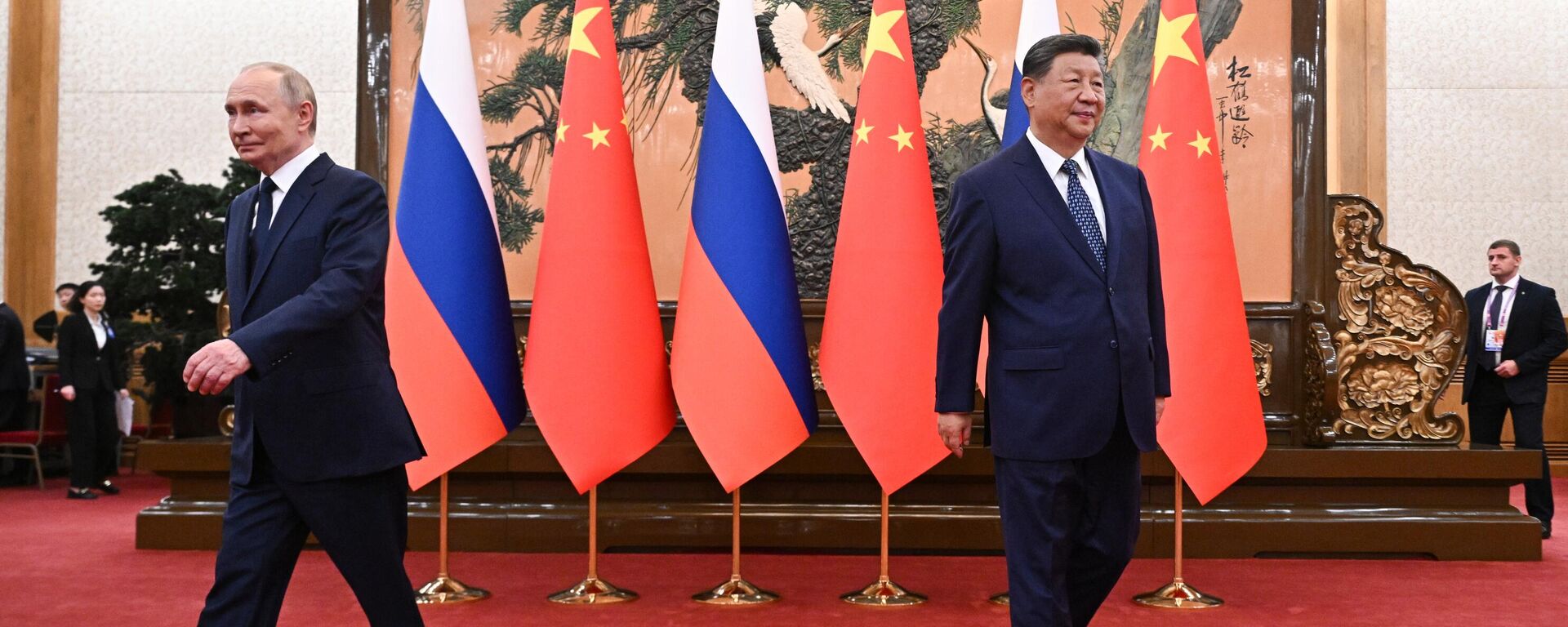 Russian President Vladimir Putin and President of the People's Republic of China Xi Jinping before the start of Russian-Chinese talks in Beijing. - Sputnik International, 1920, 06.12.2025