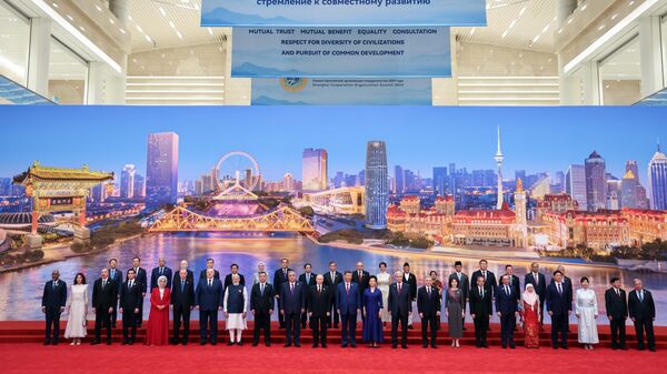 Президент РФ Владимир Путин на церемонии совместного фотографирования глав государств - членов ШОС в Тяньцзине - Sputnik International