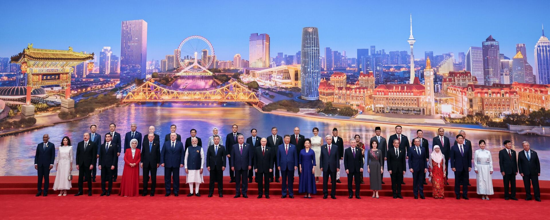 Президент РФ Владимир Путин на церемонии совместного фотографирования глав государств - членов ШОС в Тяньцзине - Sputnik International, 1920, 04.09.2025