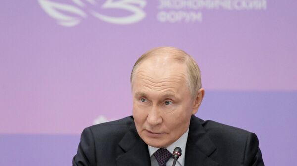 Russian President Vladimir Putin is holding a meeting in Vladivostok on issues of developing the fuel and energy complex of the Far Eastern Federal District. - Sputnik International