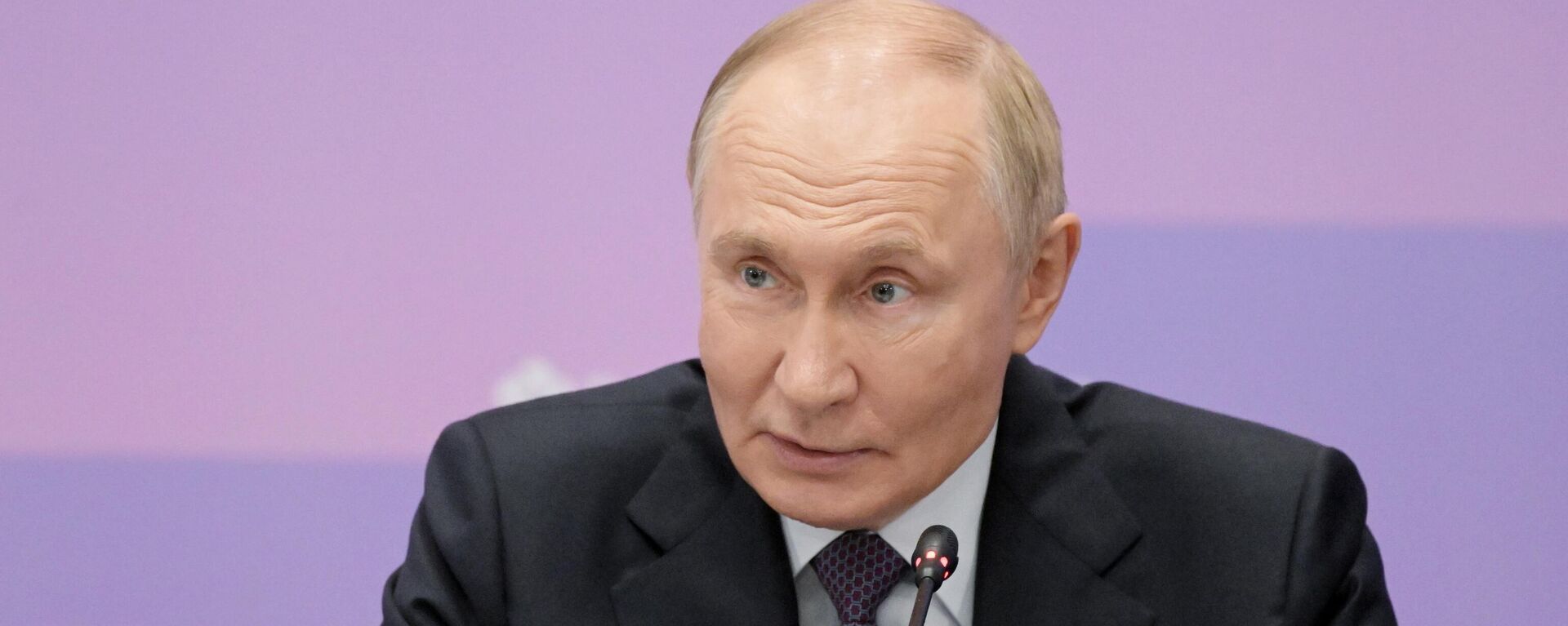 Russian President Vladimir Putin is holding a meeting in Vladivostok on issues of developing the fuel and energy complex of the Far Eastern Federal District. - Sputnik International, 1920, 04.09.2025