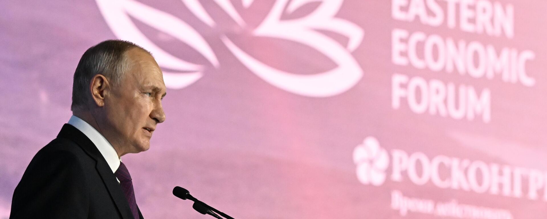 Russian President Vladimir Putin speaks at the plenary session of the Eastern Economic Forum. - Sputnik International, 1920, 06.09.2025