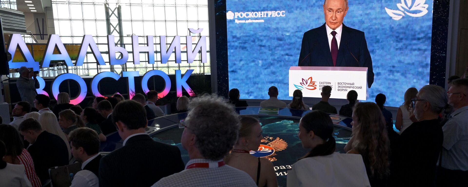 Russian President Vladimir Putin appears on a screen as he delivers a speech during a plenary session of the 2025 Eastern Economic Forum (EEF) at the Far Eastern Federal University on Russky Island in Vladivostok, Russia. - Sputnik International, 1920, 05.09.2025