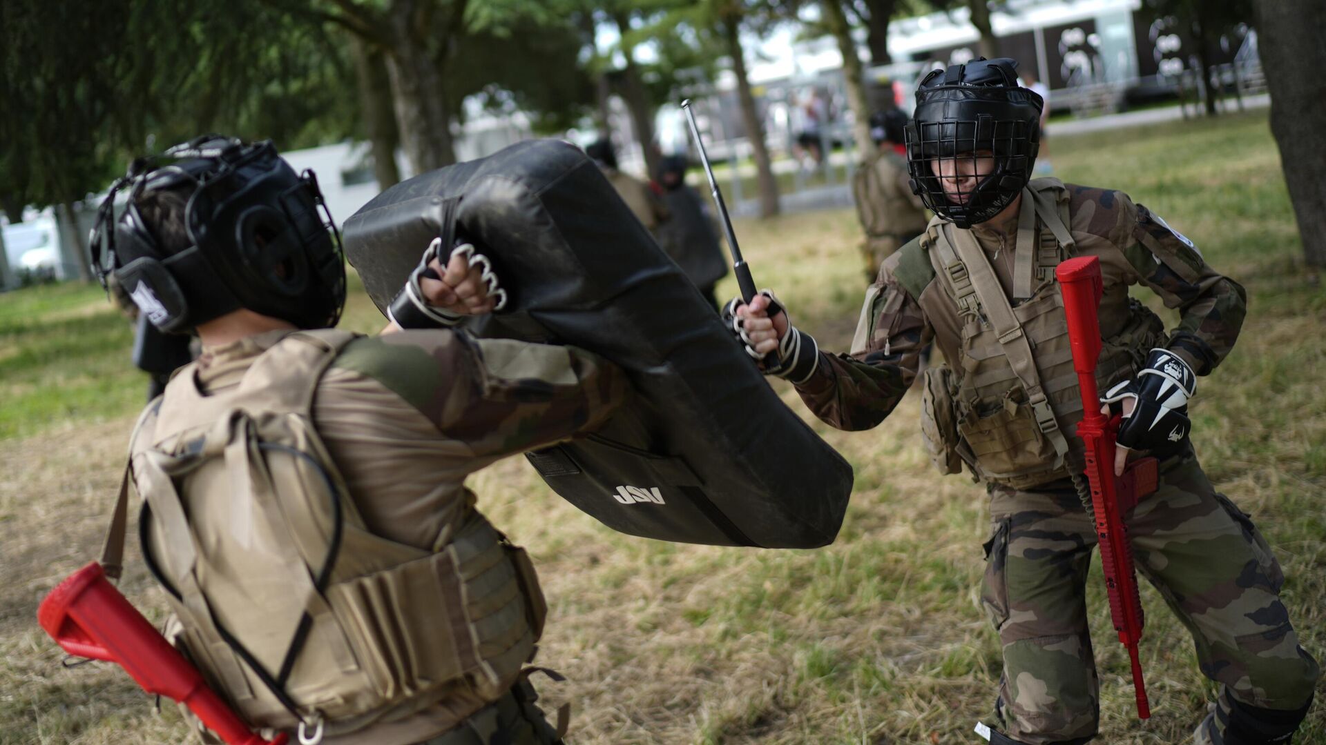 FILE - Soldiers demonstrate operational technics for close combat in a training class at a military camp set up for the Paris Olympic games, July 19, 2024, Vincennes, just outside Paris, France. FILE - Soldiers demonstrate operational technics for close combat in a training class at a military camp set up for the Paris Olympic games, July 19, 2024, Vincennes, just outside Paris, France. - Sputnik International, 1920, 05.09.2025