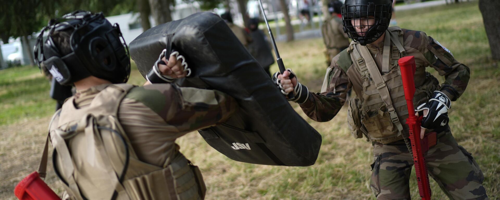 FILE - Soldiers demonstrate operational technics for close combat in a training class at a military camp set up for the Paris Olympic games, July 19, 2024, Vincennes, just outside Paris, France. - Sputnik International, 1920, 05.09.2025