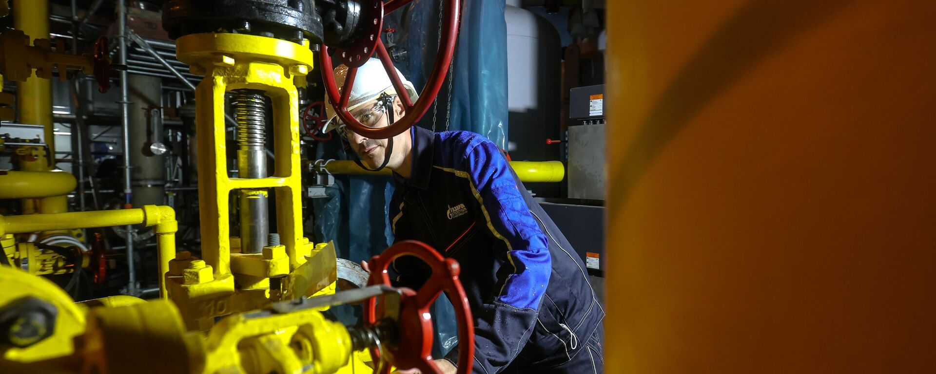A technician inspects the shut-off and regulating valve in the compressor hall of the heat pump at the Amur Gas Processing Plant, which processes gas supplied via the Power of Siberia pipeline, with a projected capacity of 42 billion cubic meters of gas per year. - Sputnik International, 1920, 05.09.2025