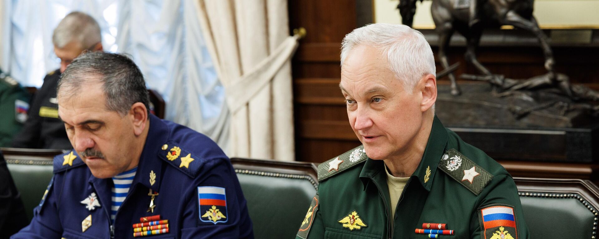 Russian Defence Minister Andrei Belousov attends a meeting with Chief of the General Staff of the Libyan National Army Khaled Haftar in Moscow, Russia. Deputy Defence Minister Yunus-Bek Yevkurov, is at left. - Sputnik International, 1920, 05.09.2025