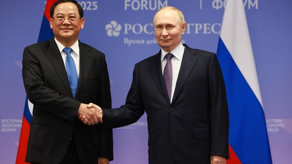 Russian President Vladimir Putin and Lao Prime Minister Sonexay Siphandone meeting on the sidelines of the Eastern Economic Forum (EEF) in Vladivostok. - Sputnik International
