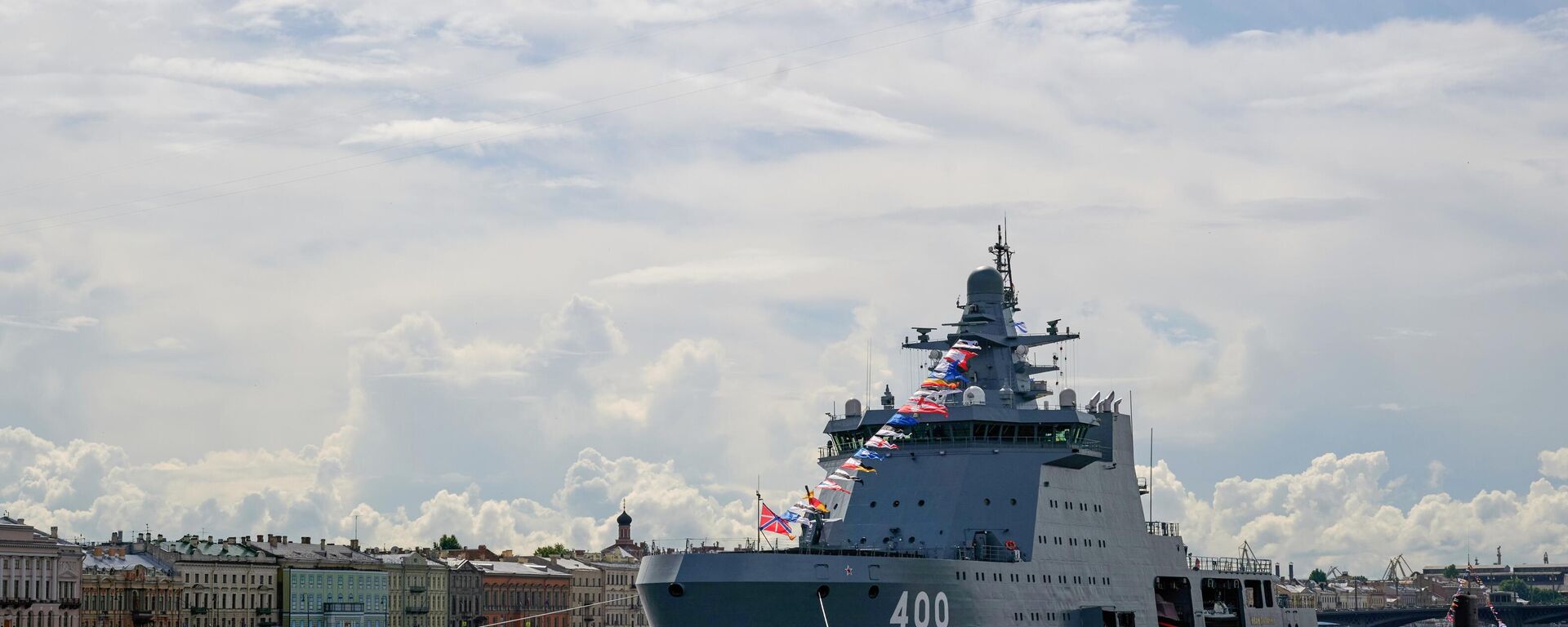 The Project 23550 ice-class patrol ship Ivan Papanin in the waters of the Neva River on the eve of Navy Day in St. Petersburg. - Sputnik International, 1920, 07.09.2025