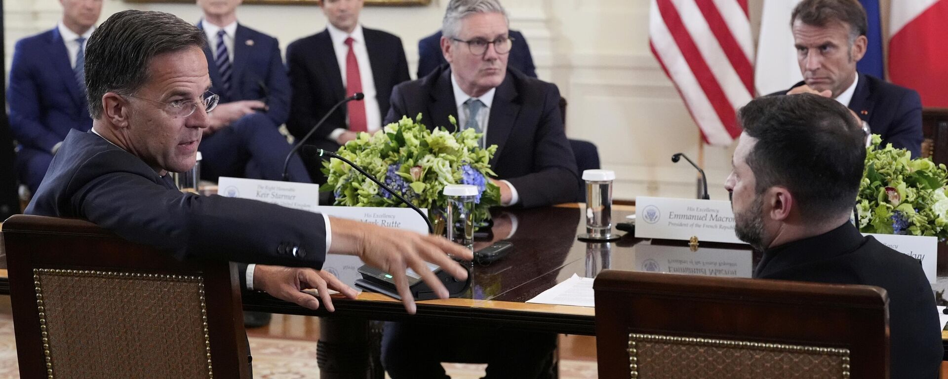 NATO Secretary General Mark Rutte, foreground left, speaks as Ukrainian President Volodymyr Zelenskyy, foreground right, British Prime Minister Keir Starmer, center left, and France's President Emmanuel Macron, center right - Sputnik International, 1920, 30.10.2025