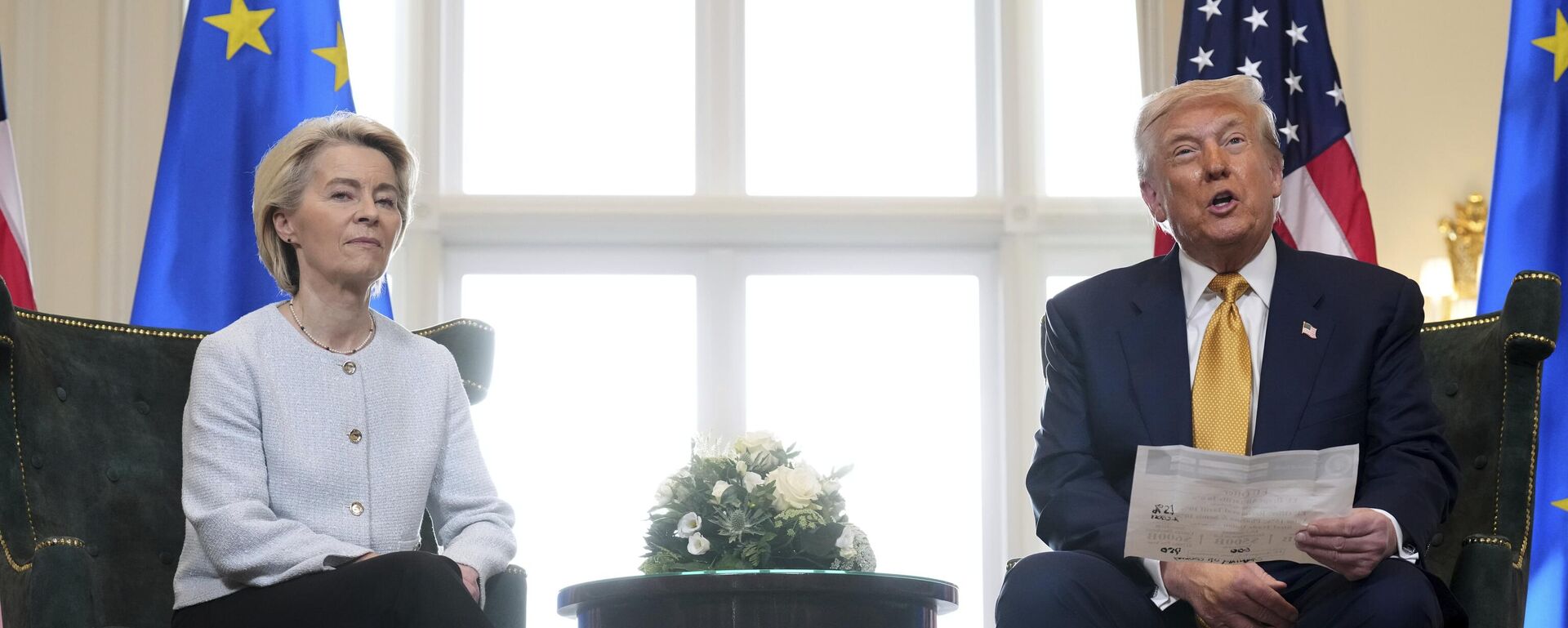  President Donald Trump reads from a paper and European Commission President Ursula von der Leyen listens after reaching a trade deal between the U.S. and the EU at the Trump Turnberry golf course in Turnberry, Scotland Sunday, July 27, 2025.  - Sputnik International, 1920, 06.12.2025