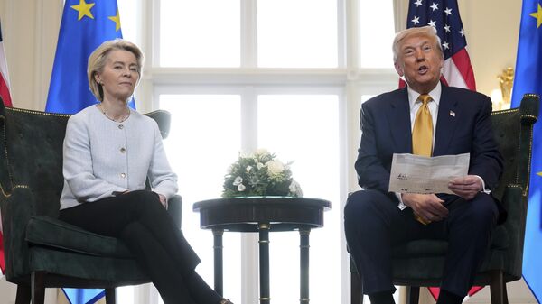  President Donald Trump reads from a paper and European Commission President Ursula von der Leyen listens after reaching a trade deal between the U.S. and the EU at the Trump Turnberry golf course in Turnberry, Scotland Sunday, July 27, 2025.  - Sputnik International