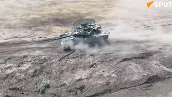 New T-90 tanks arrive to frontline - Sputnik International