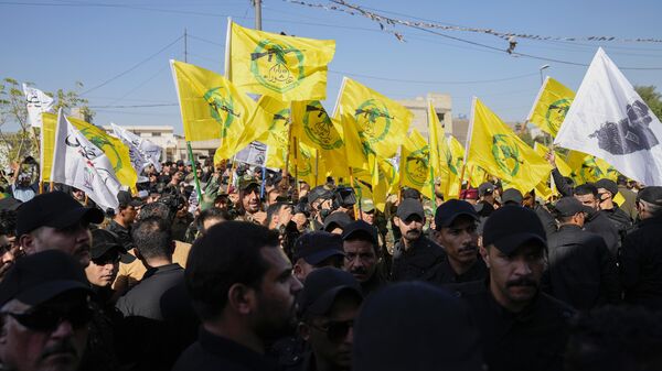 Members from the Popular Mobilization Forces attend the funeral of fighters from Kataib Hezbollah - Sputnik International