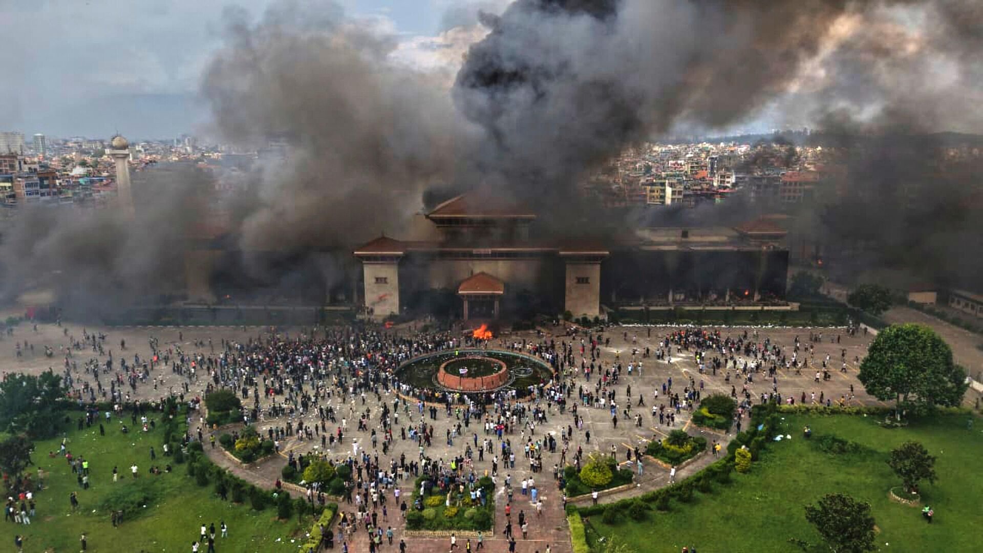 Protesters celebrate at the Singha Durbar, the seat of Nepal's government's various ministries and offices after it was set on fire during a protest against social media ban and corruption in Kathmandu, Nepal, Tuesday, Sept. 9, 2025. (AP Photo/Prakash Timalsina) - Sputnik International, 1920, 10.09.2025