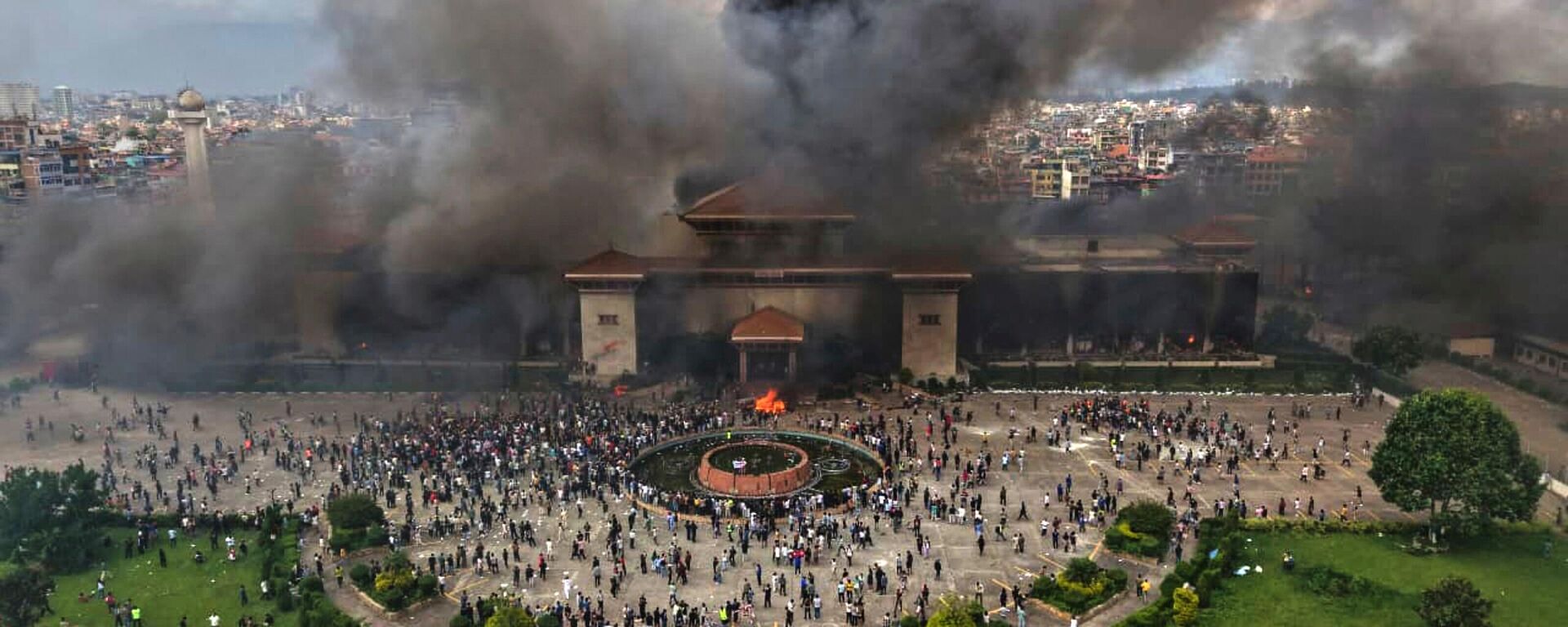 Protesters celebrate at the Singha Durbar, the seat of Nepal's government's various ministries and offices after it was set on fire during a protest against social media ban and corruption in Kathmandu, Nepal, Tuesday, Sept. 9, 2025. (AP Photo/Prakash Timalsina) - Sputnik International, 1920, 10.09.2025