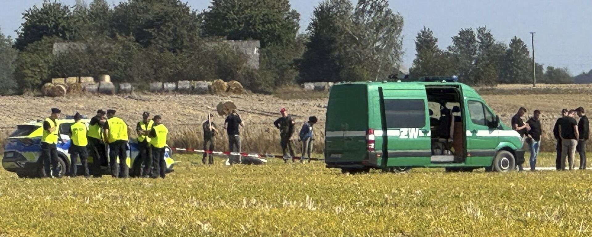 Police and Military Police secure parts of a damaged UAV shot down by Polish authorities lie at a site in Wohyn, Poland, Wednesday, Sept. 10, 2025. (AP Photo/Rafal Niedzielski) - Sputnik International, 1920, 10.09.2025