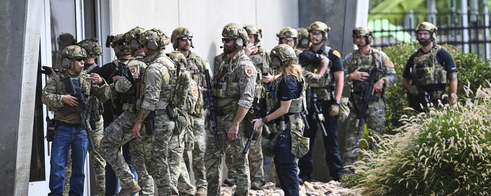 Law enforcement officials prepare to sweep a building at Utah Valley University, Wednesday, Sept. 10, 2025, in Orem, Utah, where conservative activist Charlie Kirk was shot and killed. - Sputnik International, 1920, 11.09.2025