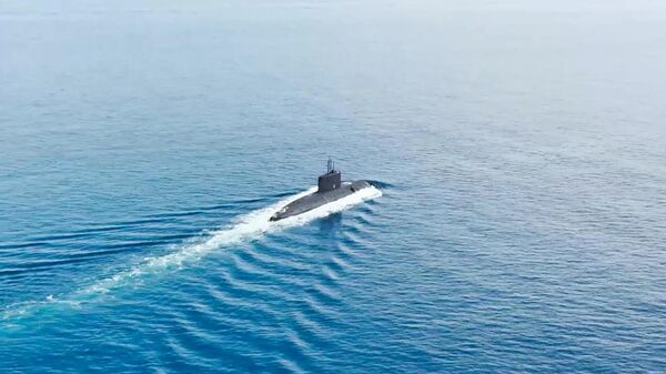 A diesel-electric submarine sails during the drills - Sputnik International