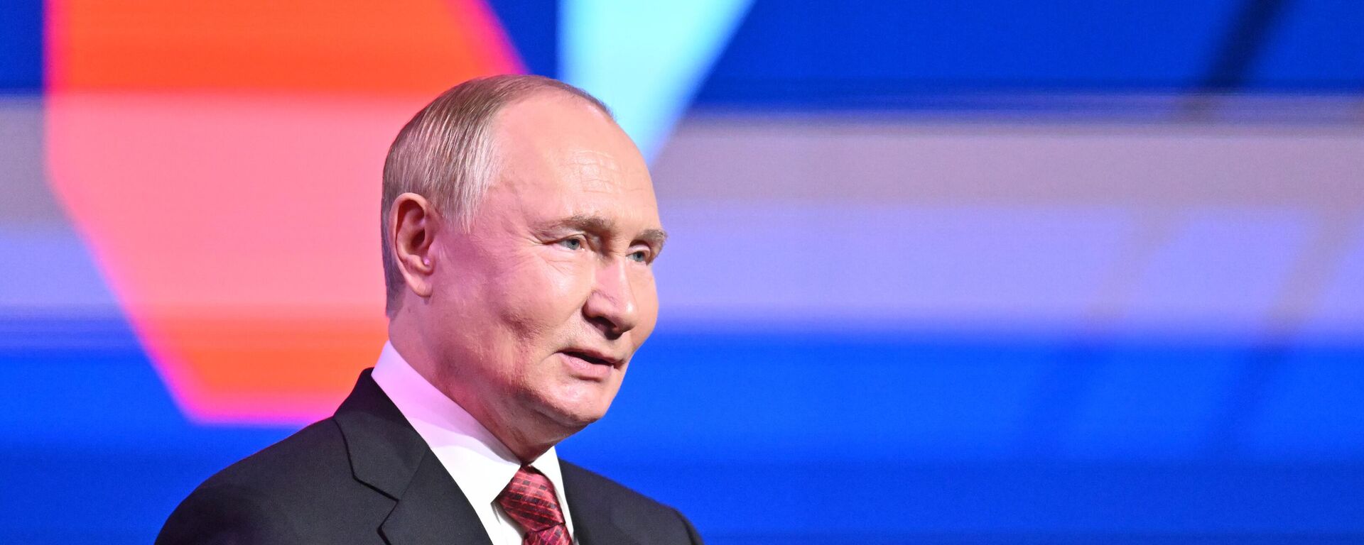 Russian President Vladimir Putin speaks at an event in the Zaryadye Concert Hall in Moscow in honor of City Day. Russian President Vladimir Putin speaks at an event in the Zaryadye Concert Hall in Moscow in honor of City Day. - Sputnik International, 1920, 25.09.2025