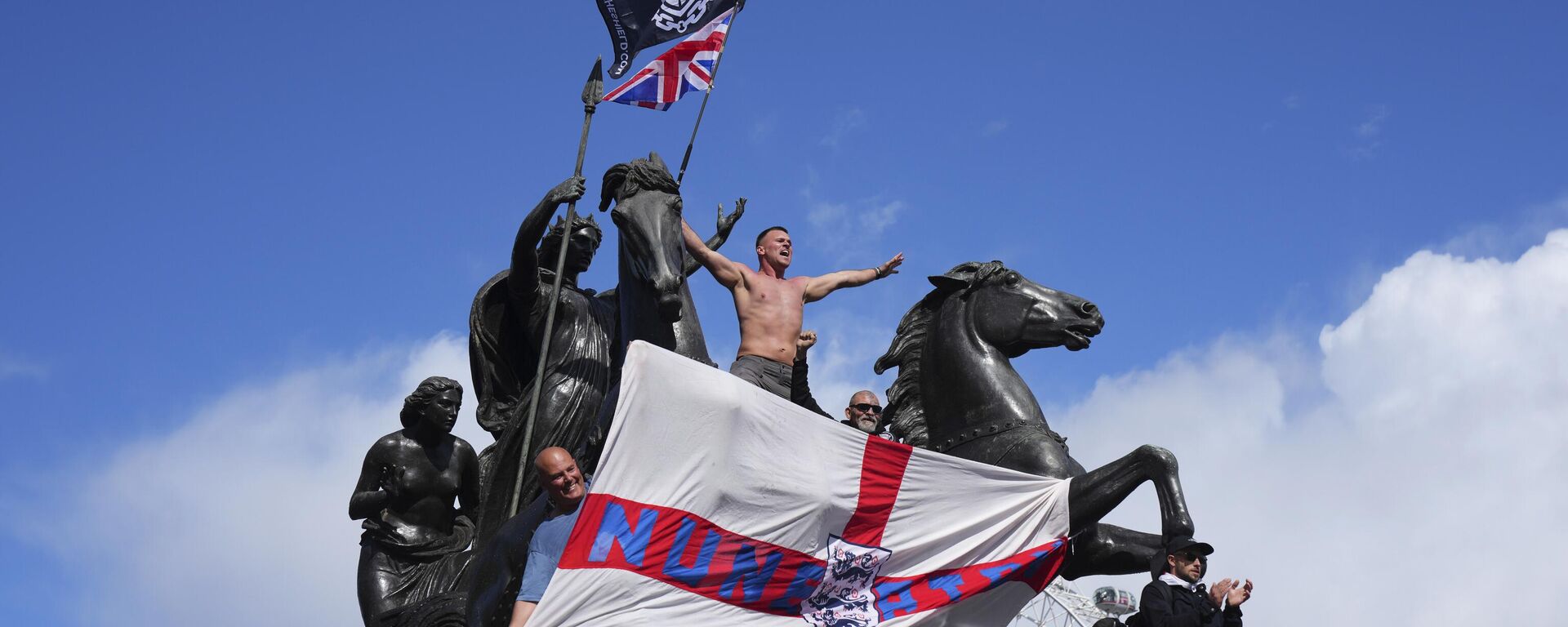 People demonstrate during the Tommy Robinson-led Unite the Kingdom march and rally, in London - Sputnik International, 1920, 13.09.2025