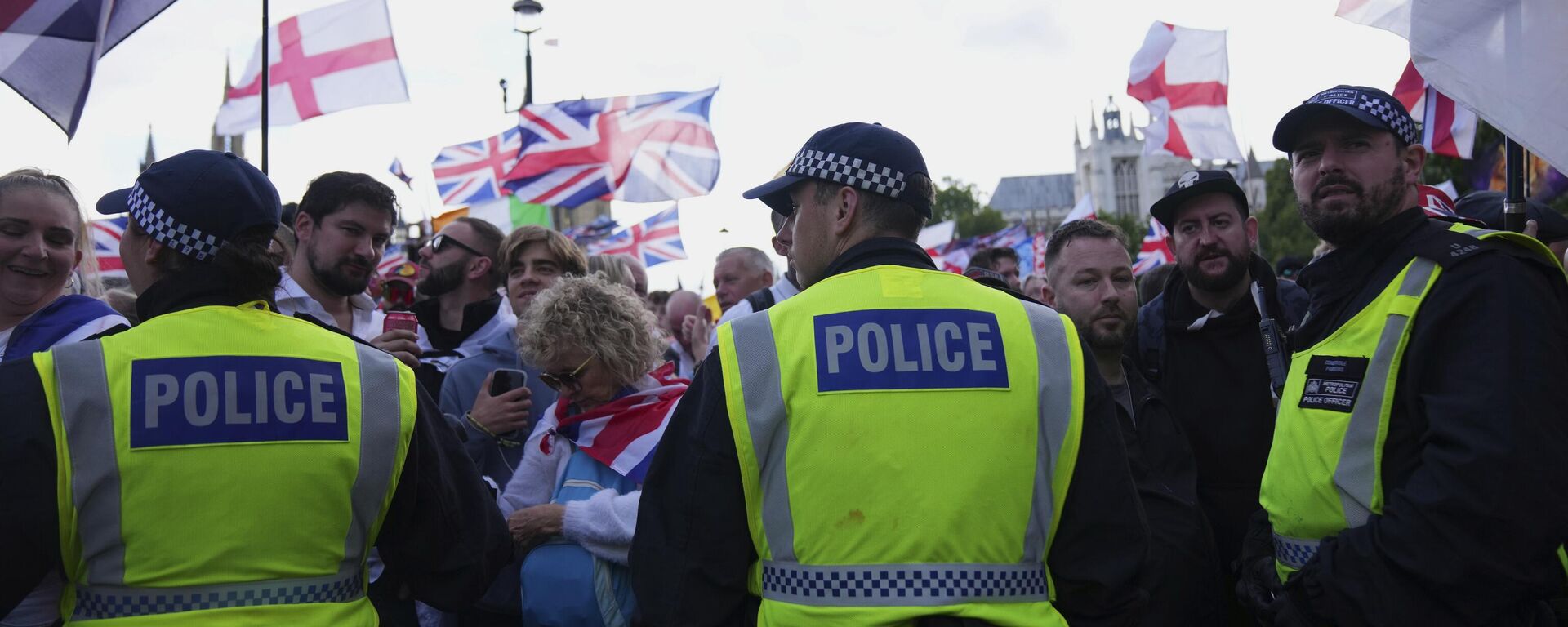 Police officers form a line in front of demonstrators from the Tommy Robinson-led Unite the Kingdom march and rally near Westminster, London, Saturday Sept. 13, 2025.  Police officers form a line in front of demonstrators from the Tommy Robinson-led Unite the Kingdom march and rally near Westminster, London, Saturday Sept. 13, 2025.  - Sputnik International, 1920, 14.09.2025