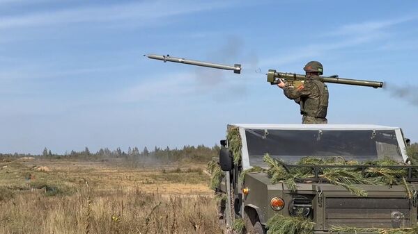 Russian and Belarusian military personnel during the Zapad-2025 joint strategic military drills - Sputnik International
