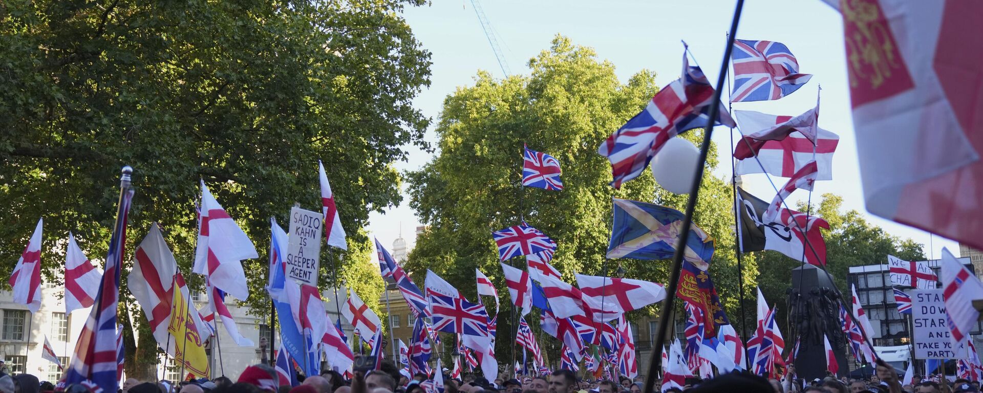 People demonstrate during the Tommy Robinson-led Unite the Kingdom march and rally, in London, Saturday Sept. 13, 2025.  - Sputnik International, 1920, 14.09.2025
