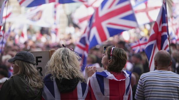 People demonstrate during the Tommy Robinson-led Unite the Kingdom march and rally, in London - Sputnik International