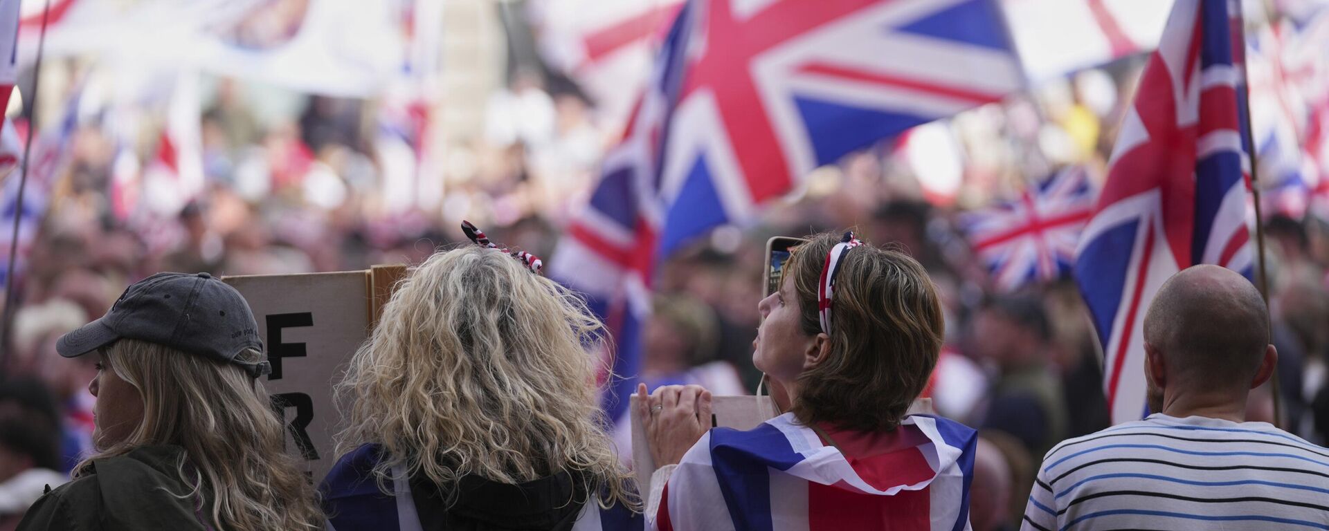 People demonstrate during the Tommy Robinson-led Unite the Kingdom march and rally, in London - Sputnik International, 1920, 14.09.2025