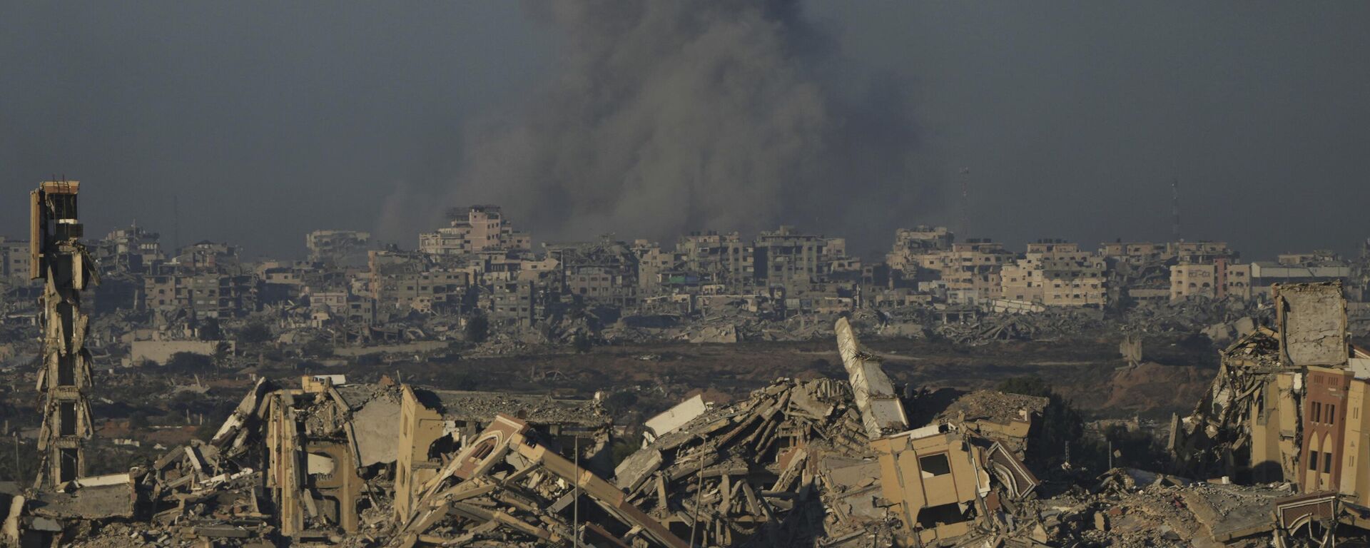 Smoke rises from an Israeli army bombardment in Gaza City, as seen from central Gaza Strip, Saturday, Sept. 13, 2025.  - Sputnik International, 1920, 05.10.2025