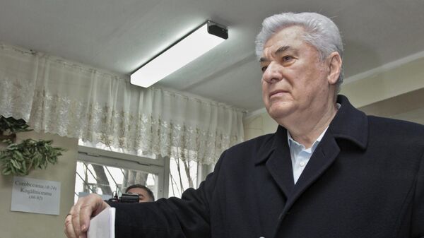 Vladimir Voronin, leader of Moldova's communist party, casts his vote in Chisinau, Moldova, Sunday, Nov. 30, 2014 - Sputnik International