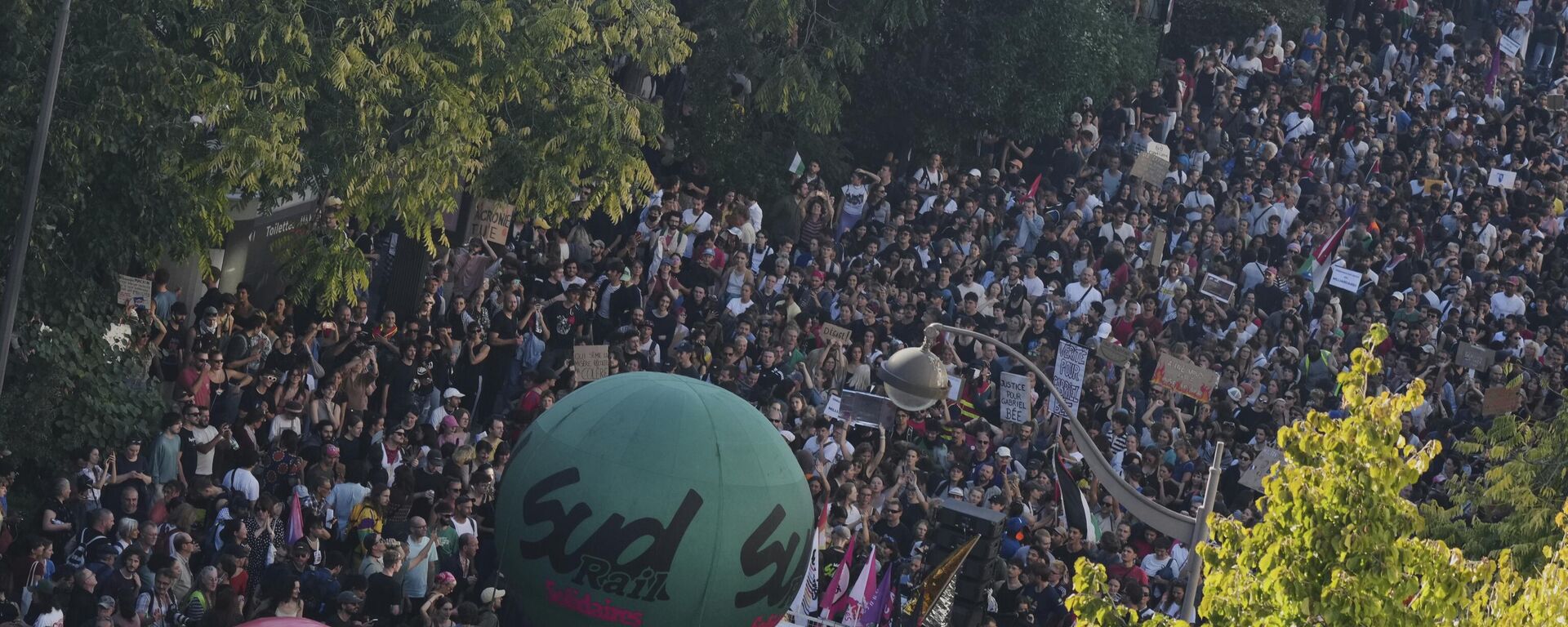Protesters march during a demonstration called by major trade unions to oppose budget cuts, in Paris, France, Thursday, Sept. 18, 2025. (AP Photo/Aurelien Morissard) - Sputnik International, 1920, 18.09.2025
