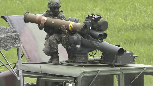 Soldiers load a TOW II A missile to an M220A2 TOW Launcher during a live fire drill in Pingtung County, Southern Taiwan, Monday, July 3, 2023.  - Sputnik International