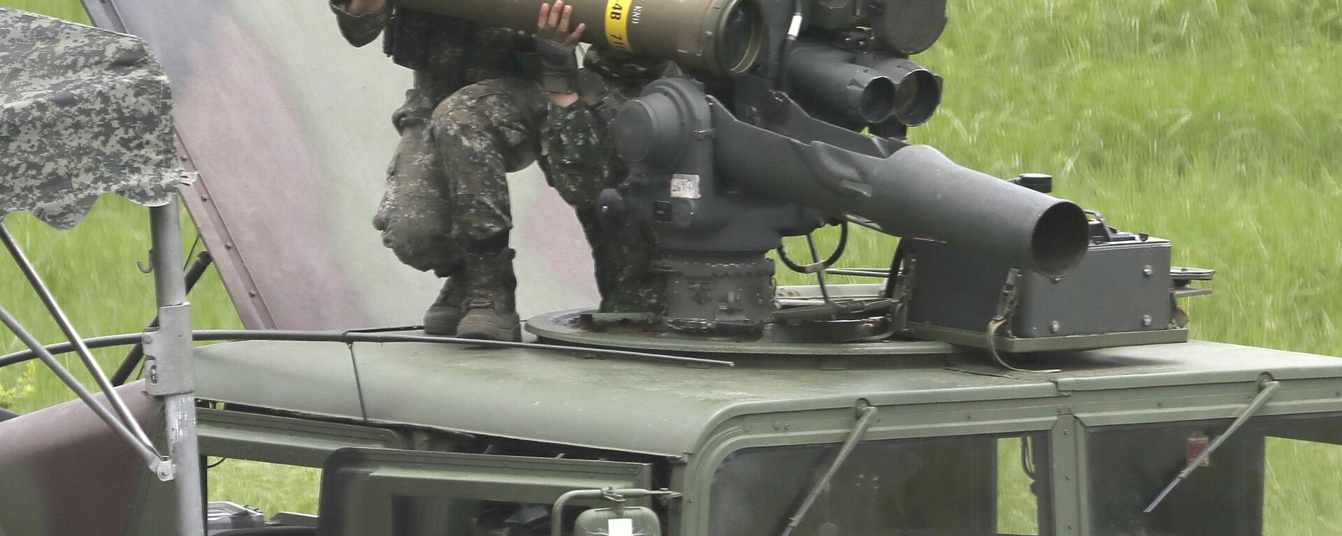 Soldiers load a TOW II A missile to an M220A2 TOW Launcher during a live fire drill in Pingtung County, Southern Taiwan, Monday, July 3, 2023.  - Sputnik International, 1920, 19.09.2025