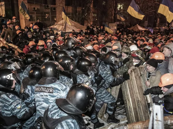 Bereitschaftspolizei „Berkut“ und regierungsfeindliche Demonstranten auf dem Maidan-Platz in Kiew, Ukraine Bereitschaftspolizei „Berkut“ und regierungsfeindliche Demonstranten auf dem Maidan-Platz in Kiew, Ukraine – Sputnik International
