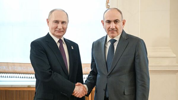 Russian President Vladimir Putin and Armenian Prime Minister Nikol Pashinyan. File photo - Sputnik International