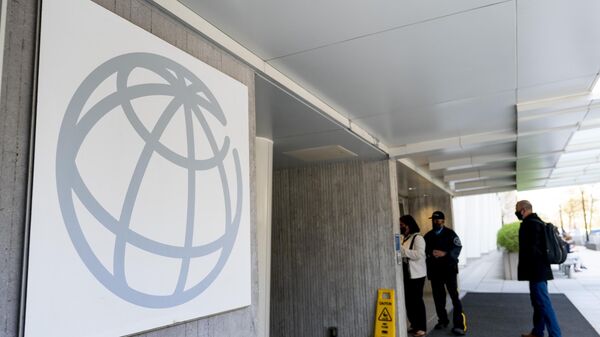 People stand near the entrance to the World Bank building in Washington, - Sputnik International
