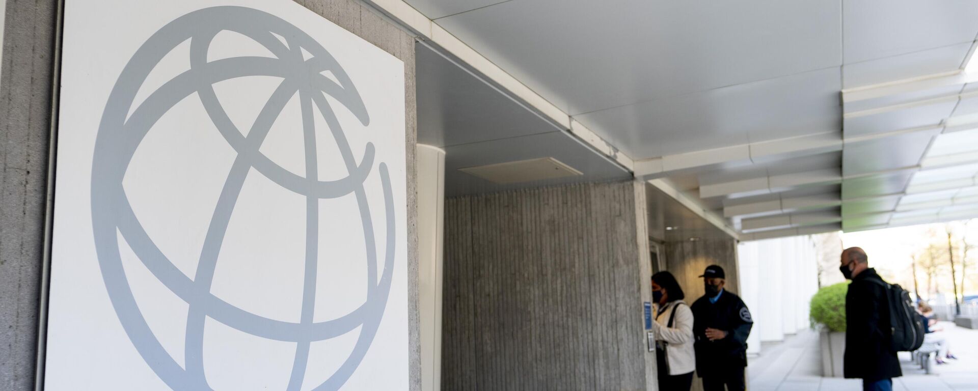 People stand near the entrance to the World Bank building in Washington, People stand near the entrance to the World Bank building in Washington, - Sputnik International, 1920, 20.09.2025