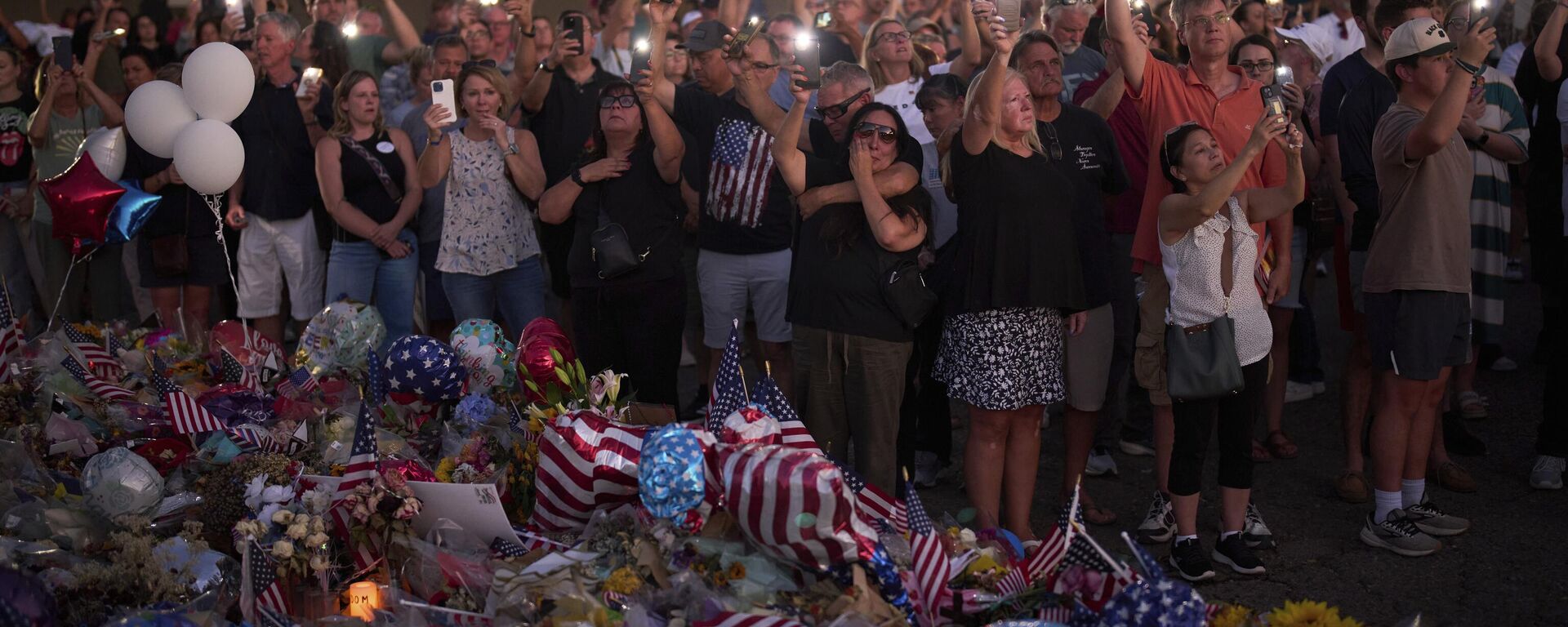 People visit a makeshift memorial for Charlie Kirk outside Turning Point USA headquarters  - Sputnik International, 1920, 21.09.2025