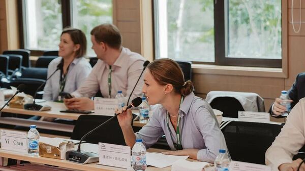 Delegation From Russia Holds Talks With Shanghai-Based Lithium-Ion Battery Manufacturer - Sputnik International