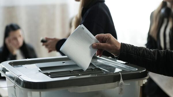 Citizens vote at a polling station in Chisinau during the parliamentary elections. - Sputnik International